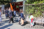 大國魂神社 おみくじを掛ける七五三女の子の様子