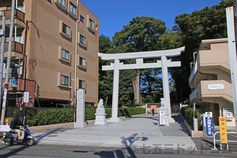 大國魂神社 西門の鳥居の様子