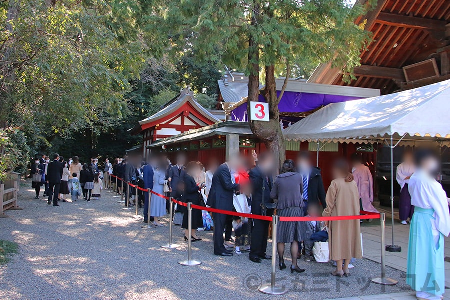 大國魂神社 次の御祈祷の回に本殿横で並び、本殿に昇殿していく七五三ご家族の様子（その1）