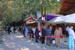 大國魂神社 次の御祈祷の回に本殿横で並び、本殿に昇殿していく七五三ご家族の様子（その1）