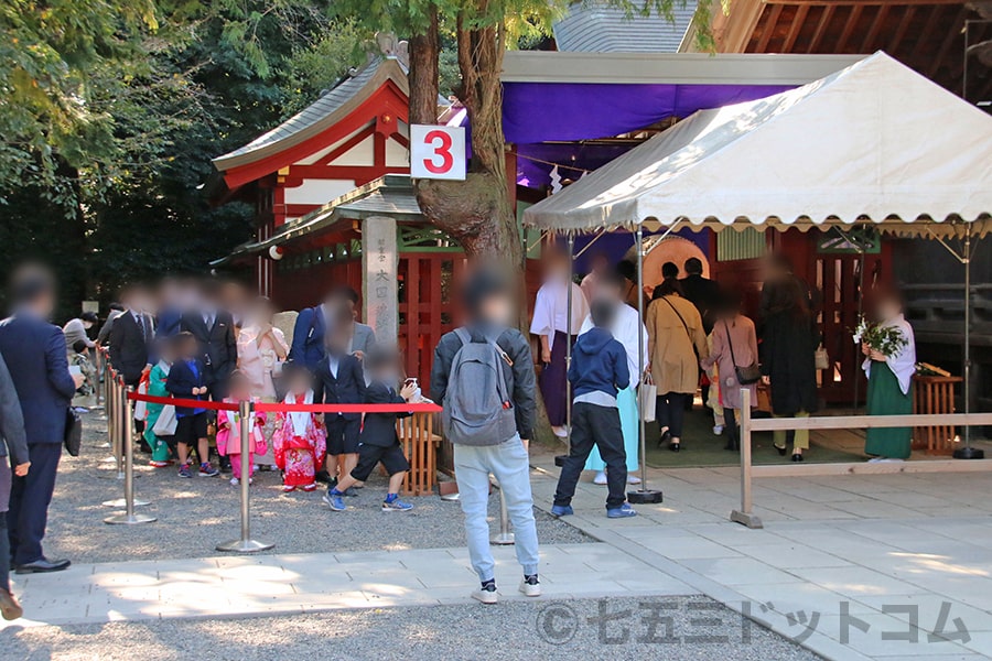 大國魂神社 次の御祈祷の回に本殿横で並び、本殿に昇殿していく七五三ご家族の様子（その2）