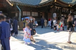 大國魂神社 七五三の御祈祷を終えて小忌衣（おみごろも）をつけて出てくるお子さんたちの様子