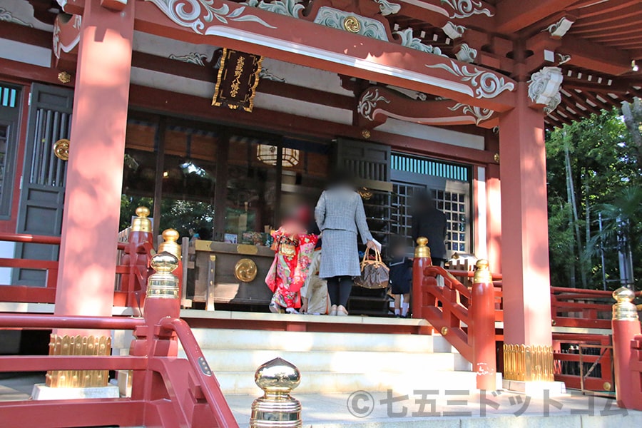 武蔵野八幡宮 御祈祷受けに本殿に上がる七五三のご家族の様子