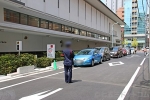 水天宮 駐車場と入場待ちの車の様子