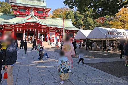 富岡八幡宮 七五三のお子さん・ご家族で賑わう境内の様子（その3）