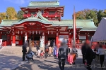 富岡八幡宮 御祈祷時間が近づき本殿に向かう七五三ご家族の様子