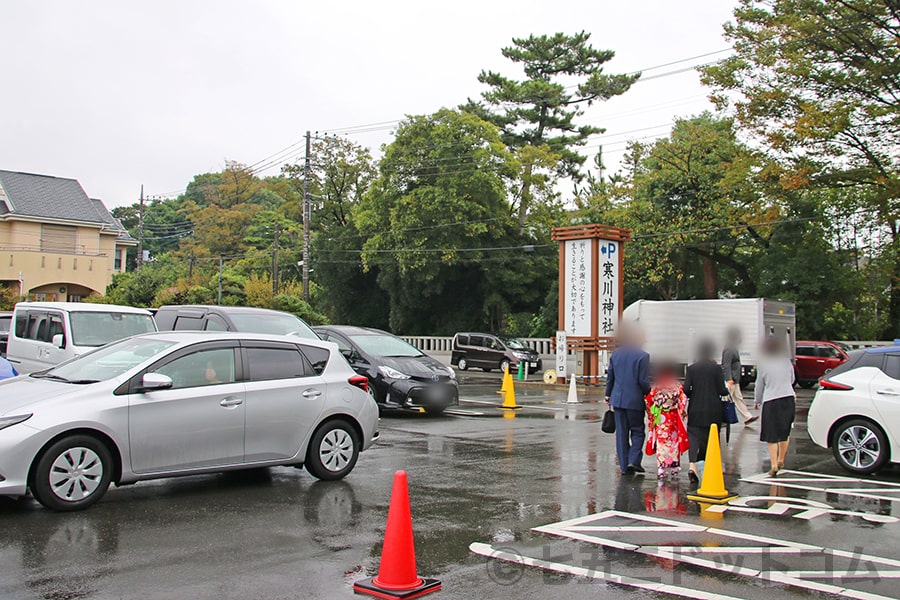 寒川神社 第2・3駐車場から境内に向かう七五三ご家族の様子