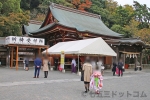 鶴岡八幡宮 祈祷受付所に向かう七五三のご家族の様子