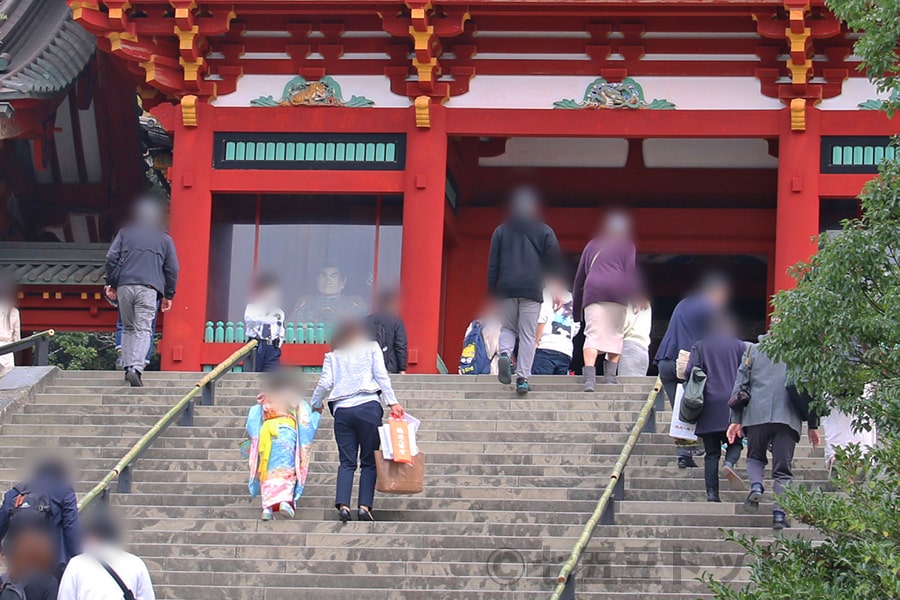 鶴岡八幡宮 大石段を上がる七五三ご家族の様子（その2）