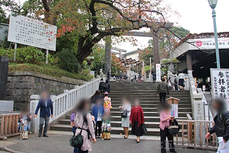 伊勢山皇大神宮 境内入口の階段と大鳥居前に多くの七五三ご家族の様子