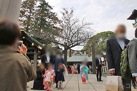 伊勢山皇大神宮 階段上りきった場所注連柱前の様子