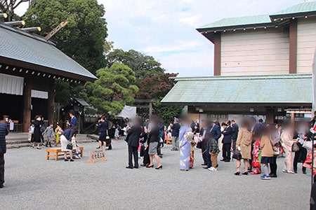 伊勢山皇大神宮 七五三の記念看板に順番待ちで並ぶご家族の様子