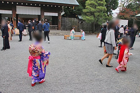 伊勢山皇大神宮 多くの七五三ちゃんたちとそのご家族で賑わう境内の様子（その3）