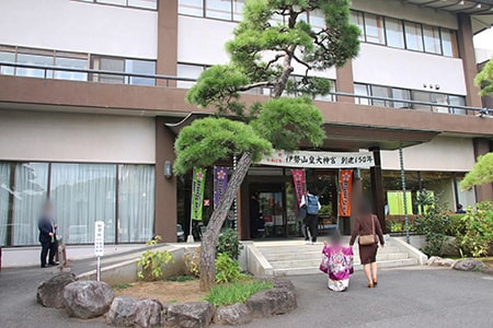 伊勢山皇大神宮 記念館側で七五三御祈祷を受けに向かうご家族の様子