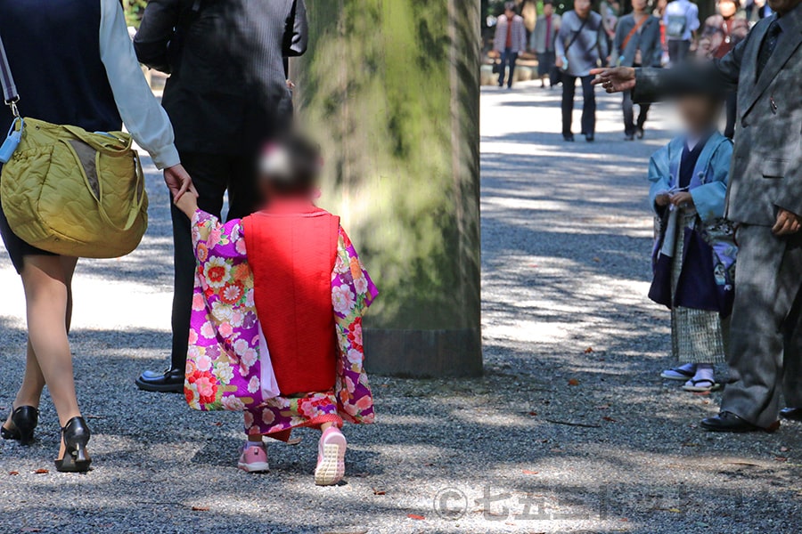 熱田神宮 別のご家族と、ちゃんとクツを履いている女の子の様子