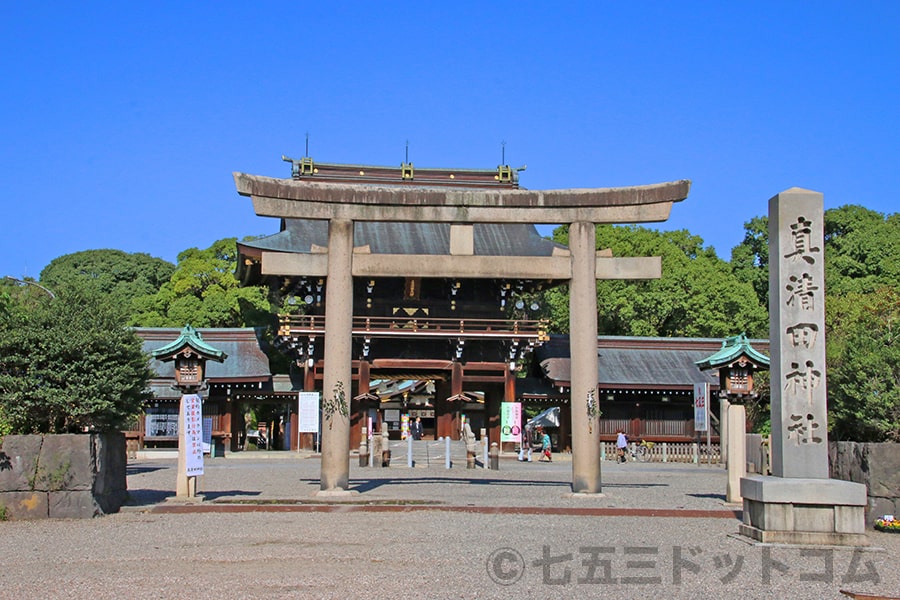 真清田神社 境内入口の鳥居と社号標の様子