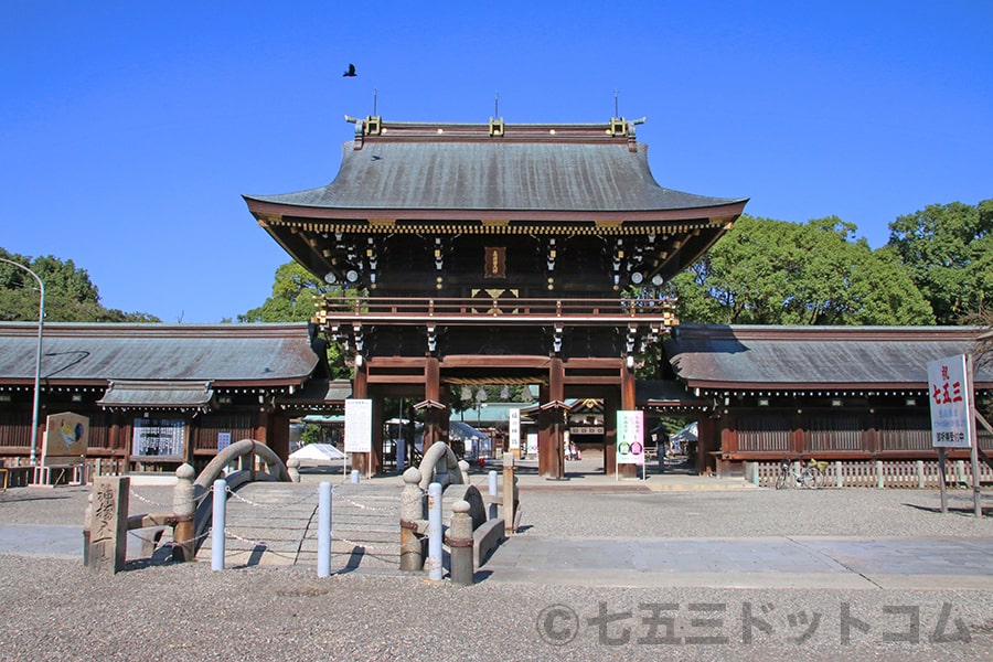 真清田神社 楼門と手前の反橋の様子