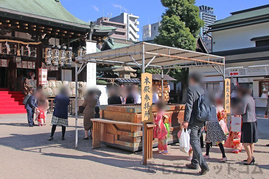 大阪天満宮 本殿（拝殿）前  七五三のご家族で賑わっている様子（その2）