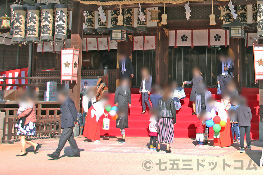 大阪天満宮 七五三の御祈祷を終えて本殿をあとにするご家族の様子