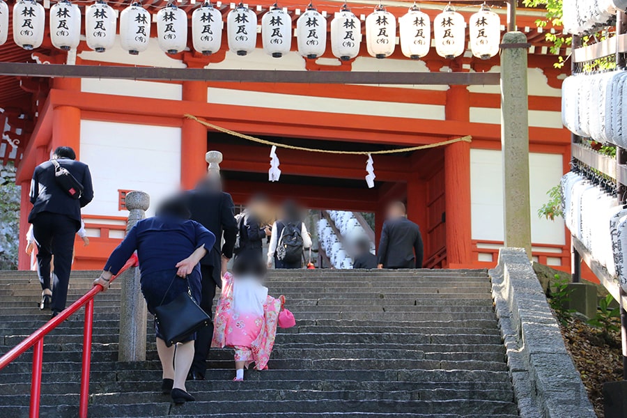 吉備津神社 三歳ちゃんの手を引く七五三ご家族の様子