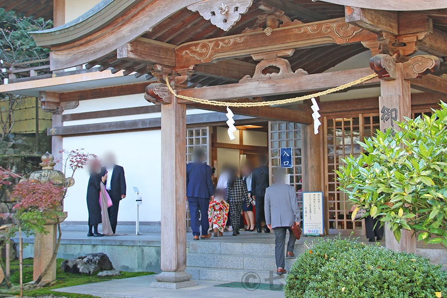 吉備津神社 御祈祷殿に入る七五三ご家族の様子