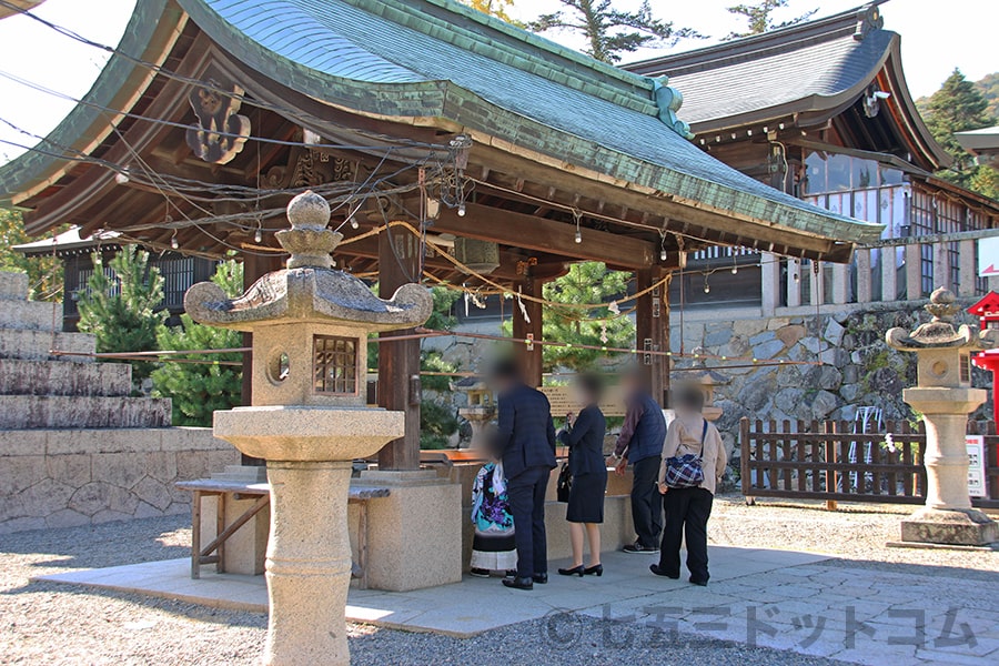 吉備津彦神社 手水をする七五三ご家族の様子