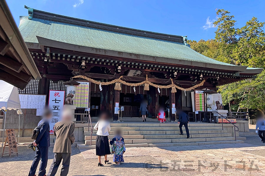 吉備津彦神社 拝殿と七五三ご家族の様子