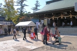 吉備津彦神社 拝殿前の七五三ご家族と賑わいの様子（その1）