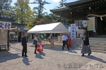 吉備津彦神社 拝殿前の七五三ご家族と賑わいの様子（その2）