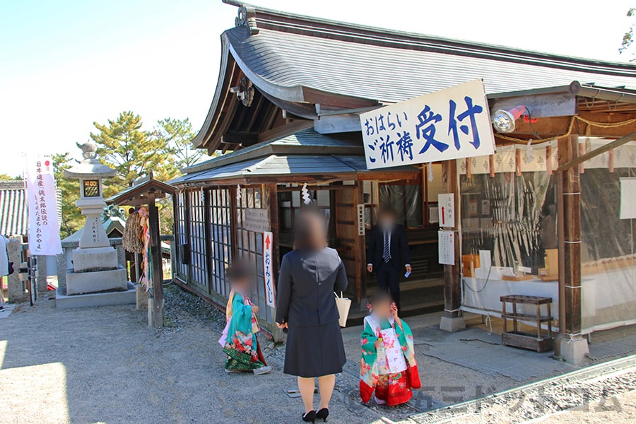 吉備津彦神社 ご祈祷（おはらい）受付と申し込みを行う七五三ご家族の様子