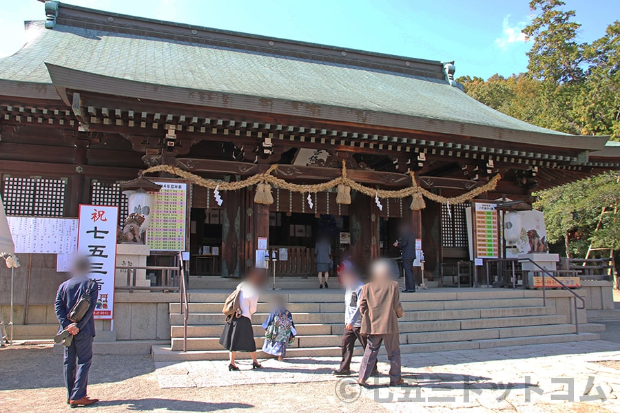 吉備津彦神社 奥の祭文殿で七五三の御祈祷が行わる手前の拝殿の様子（その1）