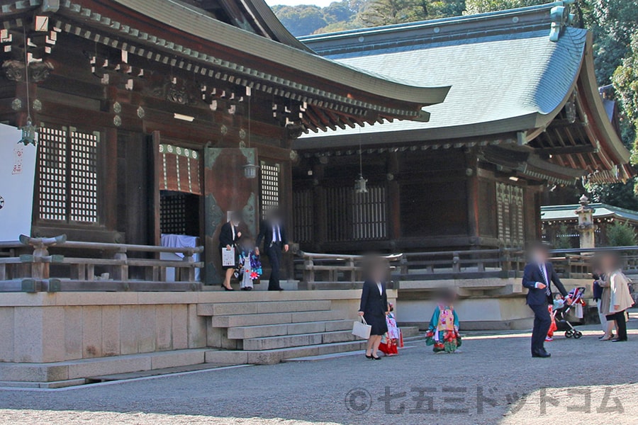 吉備津彦神社 七五三の御祈祷を終えて祭文殿をあとにするご家族の様子（その1）