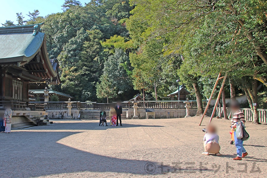 吉備津彦神社 御祈祷を終えて境内のいろいろなところで記念撮影をする七五三ご家族の様子（その1）