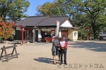 吉備津彦神社 お疲れで抱っこしてもらう七五三ちゃんの様子