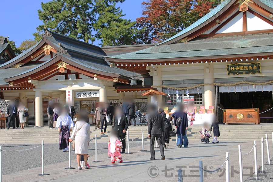 広島護國神社 境内本殿前の七五三ご家族賑わいの様子（その1）