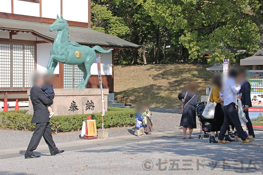 広島護國神社 神馬像前で記念撮影する七五三ご家族の様子