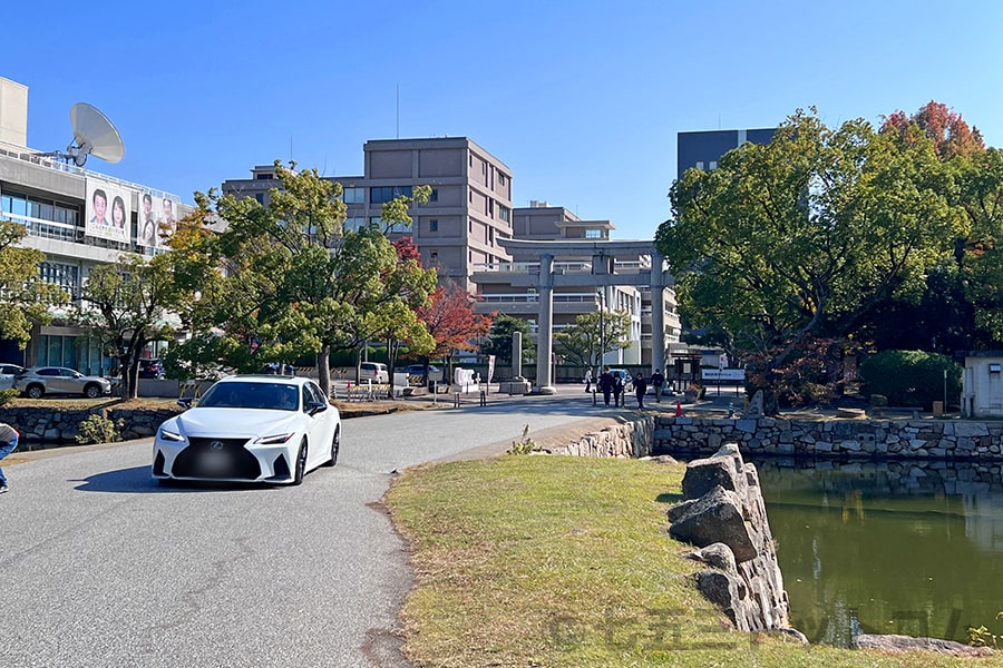 広島護國神社 城址公園内に入り堀の橋を渡る車の様子