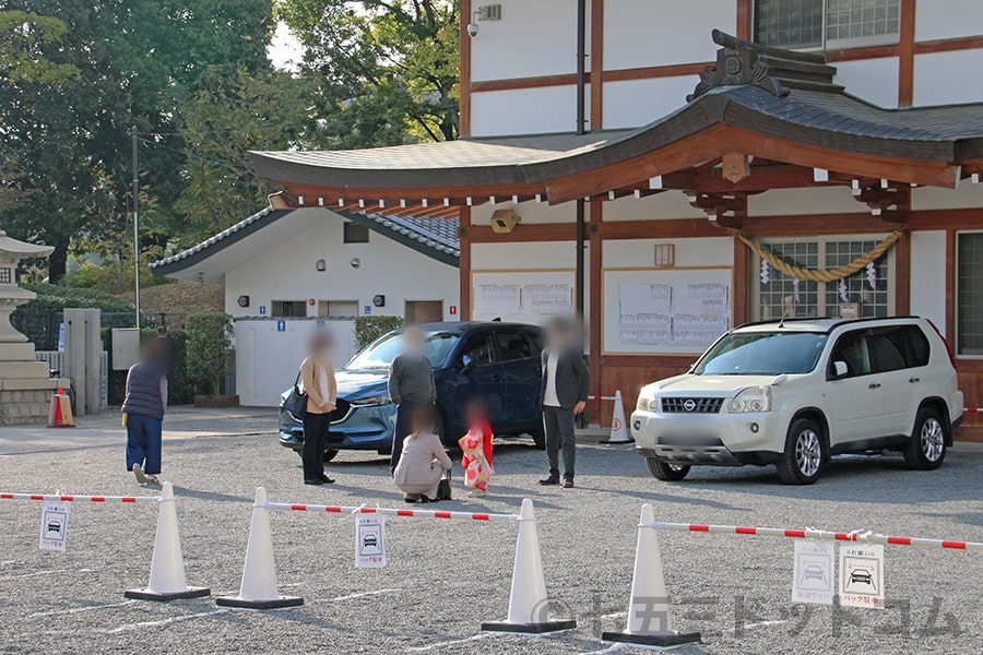 広島護國神社 駐車場で車から降りる七五三ご家族の様子