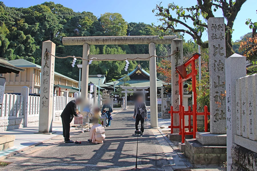 比治山神社 一の鳥居前で記念撮影を行う七五三ご家族の様子