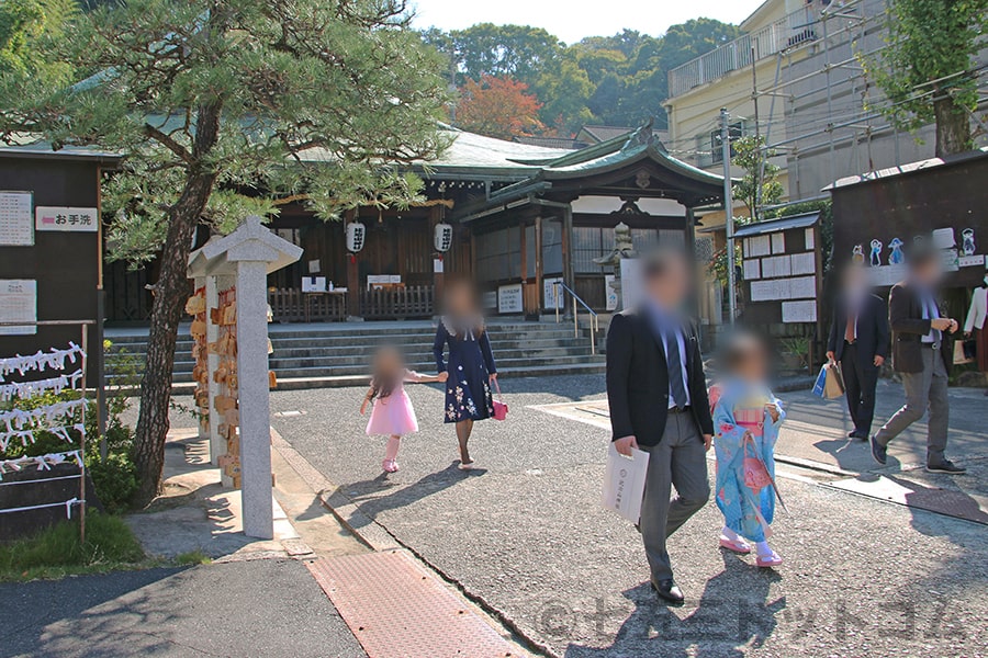 比治山神社 境内を往来する七五三ご家族の様子