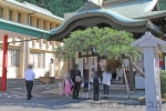 比治山神社 一の鳥居脇左右に配された安産祈願狛犬の様子（その2）