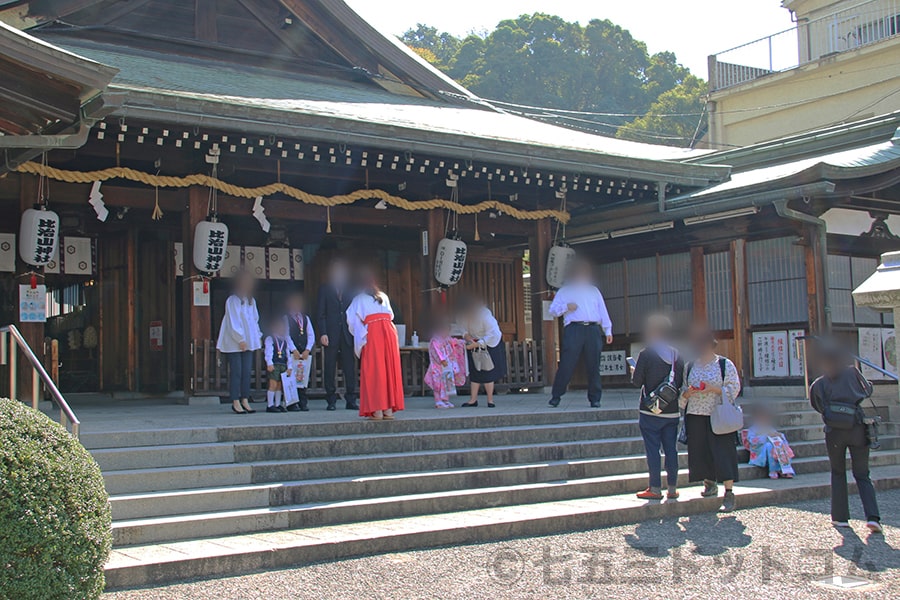 比治山神社 御祈祷を終えて本殿をあとにする七五三ご家族の様子