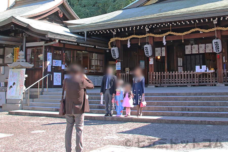 比治山神社 御祈祷を終えて拝殿・本殿前で記念撮影する七五三ご家族の様子