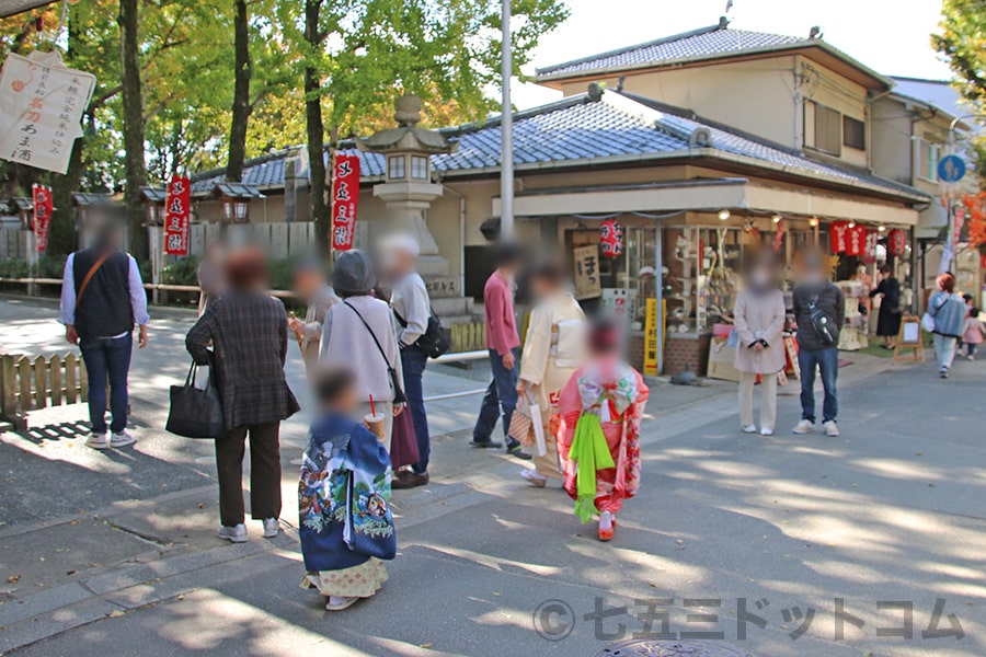 石切劔箭神社 境内入口で境内入りする七五三のご家族の様子