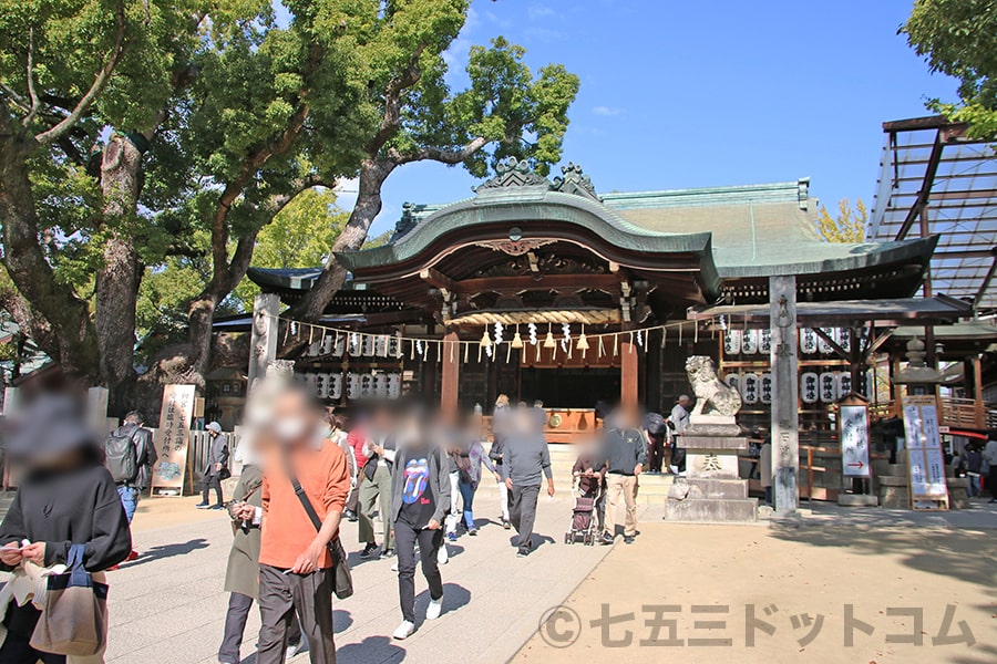 石切劔箭神社 お百度参りを行う参拝者の様子（その1）