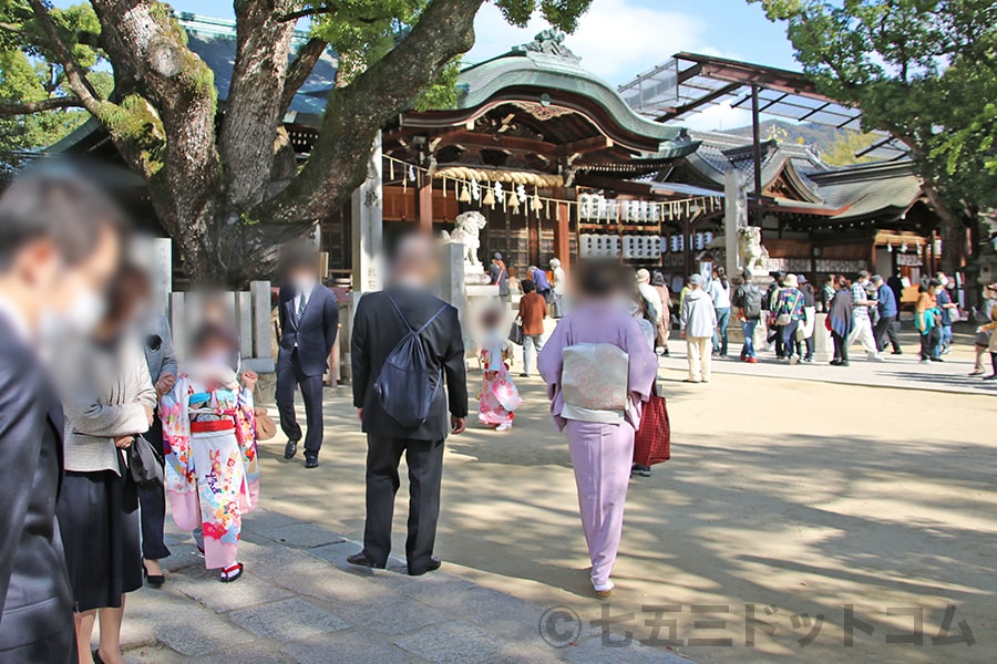 石切劔箭神社 七五三ご家族の往来や記念撮影で賑わっているの様子（その1）