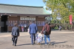 石切劔箭神社 特設の七五三御祈祷受付とそこに向かう七五三のご家族の様子