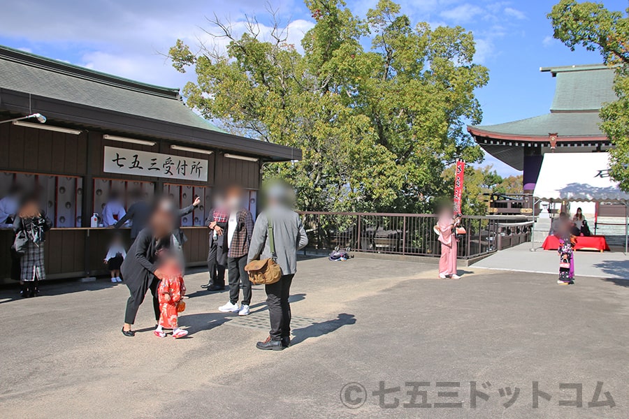 石切劔箭神社 御祈祷の申し込みを終え待合スペースに向かう七五三のご家族の様子