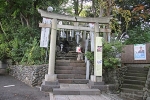 多摩川浅間神社 階段中間部の鳥居と社務所（左側の建物）の様子