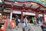 多摩川浅間神社 本殿での七五三御祈祷に行くご家族と、終えて下りてくるご家族の様子（その2）